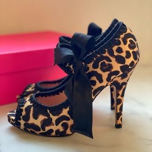 Betsey Johnson Leopard silk satin heels. Size 6 M. Calandra style. Like New!